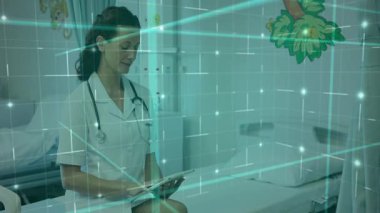 Pediatri koğuşunda steteskop takan hemşire tableti yatağın üzerinde holografik veri şebekesi gösteriyor. Sağlık, teknoloji, pediatrik, tıbbi, geleceksel, bakım, yenilik