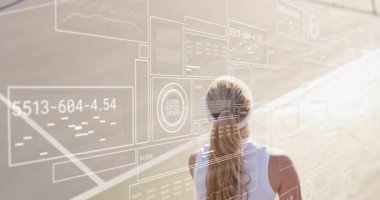 Dışarıdaki tenis kortunda görev yapan kadın İHD panelleri ve performans grafiklerini gösteriyor. Atletik, teknoloji, fütüristik, aktif, stadyum, yenilik, enerji