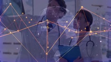 Doktorlar tıbbi laboratuvarda holografik dünyayı canlı veri düğümleri ve yüzen kodlarla görüyorlar. Tıbbi, yenilik, teknoloji, işbirliği, fütüristik, sağlık, analiz