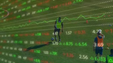 Dışarıda talim yapan beş futbolcu finans hattı grafikleri ve sayısal verileri üst üste koyuyor. Sporcular, takım çalışması, performans, analiz, açık hava, canlılık, strateji