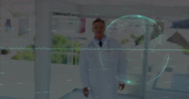 Erkek doktor klinikte, holografik dünya haritası ve dalga biçimi ile tıbbi veri göstergesi sunuyor. Tıp, sağlık, teknoloji, yenilik, profesyonellik, tanı, dijital