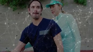 Erkek meslektaşım, kadın meslektaşımla el sıkışıyor ve tırmanma duvarında teknoloji şebekesini gösteriyor. İşbirliği, takım çalışması, yenilik, bağlantı, açık hava, profesyonel, teknoloji