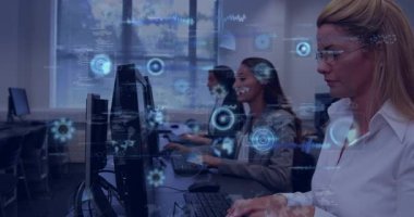 Siber güvenlik ofisindeki klavyelerde yazı yazan kadın çalışanlar yüzen HUD çizelgelerini görüyorlar. Teknoloji, işbirliği, yenilik, modern, üretkenlik, dijital, çalışma alanı