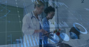 Hasta odasında hemşire çalışırken tablet kullanan kadın doktor, yüzen çizelgeleri gösteriyor. Tıbbi, profesyonel, modern, klinik, tanı, bakım, teknoloji