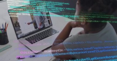 Uzaktan eğitim için dizüstü bilgisayar kullanan bir öğrenci. Kodu kalem tutacağı grafikleriyle örtüyor. Teknoloji, e-öğrenim, eğitim, dijital, akıl hocalığı, konsantrasyon, kısır