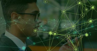 Erkek iş dünyasından profesyonel akıllı telefon ofiste, animasyon finans simgeleri sergiliyor. Teknoloji, finans, ağ, gelecek, yenilik, dijital, profesyonel