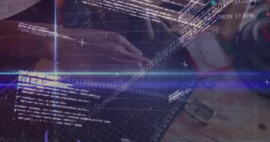 Mühendis elleri ekmek tahtasını masada birleştiriyor. Teknoloji grafikleri ikili kod ve borsa kalbi yayınlıyor. Elektronik, devre, teknoloji, yenilik, dijital, hobici, çalışma alanı