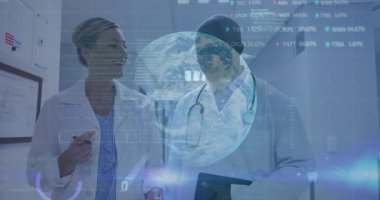 Klinikteki tıbbi verileri pano, tablet, dijital küre ve kod örtüsüyle inceleyen iki doktor. Tıbbi, teknoloji, işbirliği, profesyonellik, yenilik, fütüristik, analitik