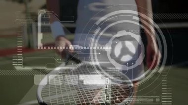 Bayan tenisçi sahada top fırlatmayı analiz ediyor, spor teknolojisi HUD halkaları ve kodları gösteriyor. Atlet, spor giyim, fütüristik, dijital, rekabet, açık hava, yoğunluk