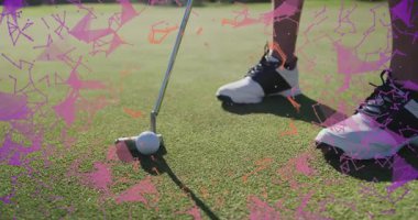 Golfçü, teknolojinin dijital ağ grafiklerini gösteren yeşili koymaya hazırlanıyor. Spor, eğlence, açık hava, kesinlik, teknoloji, canlı, dinamik