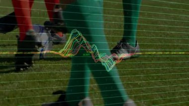 Erkek oyuncu sahada spor analitik ızgarası ve dalga boylarıyla maç verileri yakalıyor. Atletik, performans, spor, teknoloji, yenilik, fitness, açık hava