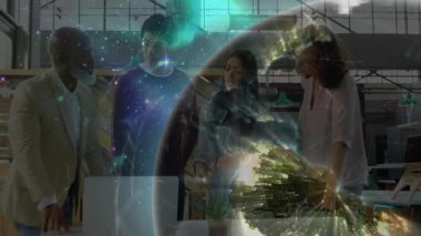 Teknoloji atölyesi masasında işbirliği yapan bir grup profesyonel, parlayan Dünya hologramını yansıtıyor. İşbirliği, yenilik, fütüristik, teknoloji, çalışma alanı, ağ oluşturma, beyin fırtınası