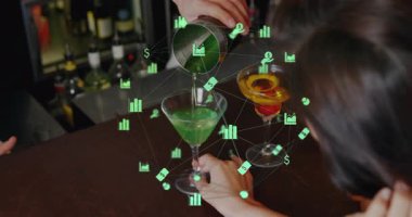 Barda barmen kokteyli dolduruyor, müşteri bardağı tutuyor, tablolar ve finans için dolar gösteriyor. İşçilik, karışımbilim, gece hayatı, konukseverlik, modern, canlı, sosyalleşme