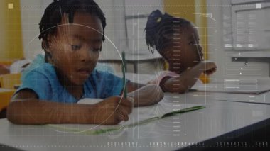 Eğitim sahnesinde dizüstü bilgisayarlara yaslanmış iki öğrenci HUD tarzı ızgaraları ve tarama çizgilerini gösteriyor. Sınıf, eğitim, teknoloji, öğrenme, çocukluk, yaratıcılık, dijital