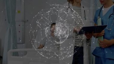 Tıbbi ekip hasta yatağında dosya ve dokümanları inceliyor. Ağ örtüşmesini gösteriyor. Sağlık, profesyonellik, işbirliği, danışma, yenilik, klinik, teşhis