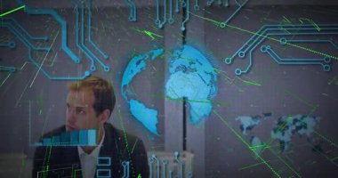 Ofiste akıllı telefon kullanan bir işadamı. Teknolojik holografik çizelgeler, dünya, devre örtüleri sergiliyor. Futuristik, dijital, yenilik, teknoloji, şirket, çalışma alanı, veri görselleştirmesi