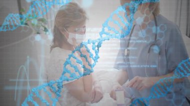 Hemşire, hastanın yanında diz çöküp tablet kullanarak DNA sarmal moleküler grafiklerini gösteriyor. Sağlık, sağlık, genetik, araştırma, klinik, tanı, hasta bakımı