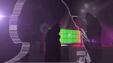 Mor ve yeşil spot ışıkları altında dans eden siluetler, sisli gece kulübü sahnesinde parlayan LED ızgaralar. Hırs, gece hayatı, trans tarzı, sahne, dans pisti, atmosfer, parlaklık.