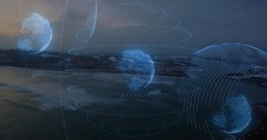 Karanlık kıyı manzarasında süzülen holografik veri küresi parlayan mavi halkalar ve noktalar gösteriyor. Gelecek, dijital, teknoloji, görselleştirme, veri, kıyı, gece