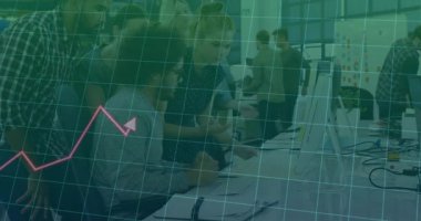 Pazarlama ekibi iş yerindeki iMac monitörlerinde kırmızı çizgi grafiğiyle veri paylaşıyor. İşbirliği, takım çalışması, modernlik, profesyonel, teknoloji, yenilik, üretkenlik
