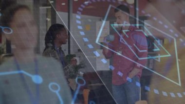 İş yerindeki cam duvarların yanında akıllı telefondan konuşan adam holografik çizelgeleri gösteriyor. İşbirliği, modernlik, dijital arayüz, birlikte çalışma, profesyonel, yenilik, verimlilik