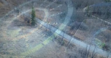 İçerik yaratıcıları, sarmal yol haritasını teknoloji demosunda yüzükler ve oklarla kaplıyorlar. Doğa, keşif, navigasyon, dijital, minimalist, macera, açık hava