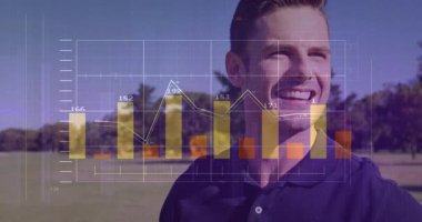 Golf sahasında elinde golf sopasıyla gezen adam animasyon çizelgeleri ve teknoloji pazarlama verileri sergiliyor. Spor, analitik, açık hava, profesyonel, teknoloji, boş zaman, modern