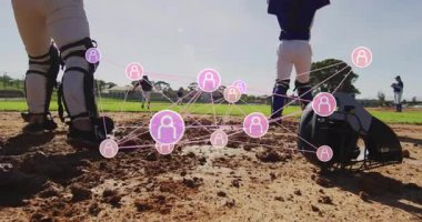 Saha içinde antrenman yapan kadın beyzbol takımı spor analitiği için pembe ağ kaplamasını gösteriyor. Atletizm, takım çalışması, dijital, yenilik, sportmenlik, açık hava, gençlik