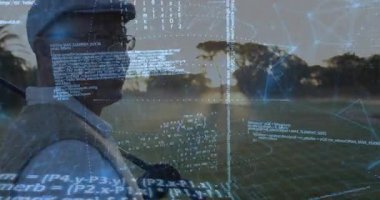 Olgun golfçü golf kulübünü gün batımı golf sahasında tutuyor, teknoloji için dijital kod şebekesi sergiliyor. Teknoloji, yenilik, fütürizm, açık hava, profesyonel, dijital, manzaralı