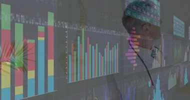 Sağlık teknolojisi verilerini, holografik çizelgelerle birlikte sunan bir tıp doktoru. Sağlık, veri görselleştirme, analitik, yenilik, fütürizm, profesyonellik, dijital arayüz