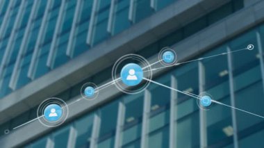 Ön cephede hareket eden ağ örtüsü, mavi kullanıcı simgelerini, sohbet baloncuklarını, beyaz parlayan çizgileri gösterir. Teknoloji, yenilik, bağlantı, siber güvenlik, kentsel, modern, veri