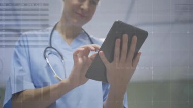 Sağlık Kliniği 'nin elinde tuttuğu tablet dijital sağlık panelini çizelge ve ölçümlerle gösteriyor. Tıbbi, teknoloji, modern, tanı, klinik, yenilik, sağlık