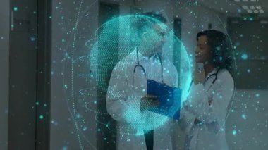 Hastane doktorları steteskopları kullanarak veri parçacıkları ile holografik küreyi analiz ediyorlar. Tıbbi, profesyonel, gelecekçi, klinik, yenilik, işbirliği, dijital