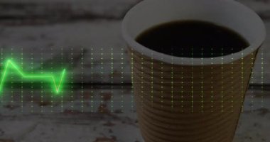 Tahta masada oturan oyulmuş kağıt kahve fincanı neon EKG ızgarası ve dalga biçimini gösteriyor. Minimalist, modern, endüstriyel, dijital, sağlık, teknoloji, enerji