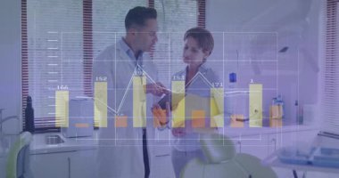 Doktor, klinikteki meslektaşımla tablet verilerini inceliyor. Dosyaları ve dalga formlarını gösteriyor. Profesyonel, işbirliği, veri görselleştirme, sağlık, analiz, yenilik, klinik
