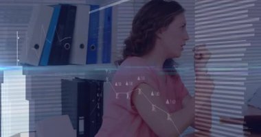 Hasta el kol hareketi yaparken ve konuşurken panoya yazı yazan kadın doktor. Tıbbi raporlar havada süzülüyor. Tıbbi, danışma, sağlık, meslek, iletişim, muayene, teşhis