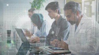 Cam masada oturan dört doktor dizüstü bilgisayar ve telefon kullanarak yüzen sağlık verilerini gösteriyor. Tıbbi ekip, işbirliği, yenilik, dijital sağlık hizmetleri, modern hastane, profesyonel, teknoloji
