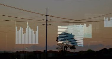 Elektrik kulesi alacakaranlık siluetine hükmediyor. Dijital harita ve çubuk kaplama penceresi var. Altyapı, teknoloji, kentsel, telekomünikasyon, gelecekçilik, güç, veri görselleştirme