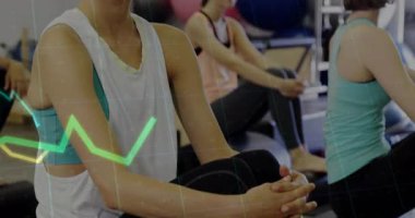 Animasyon grafikleri ve denge toplarını gösteren üç kadın sağlık çalışması yapıyor. Zindelik, sağlık, motivasyon, sağlık, eğitim, performans, canlılık