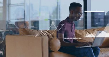 Teknoloji ofisindeki dizüstü bilgisayarda yazan adam animasyon bar çizelgeleri ve çizgi grafiklerini gösteriyor. Profesyonel, yenilik, modern, çalışma alanı, dijital, üretkenlik, kurumsal