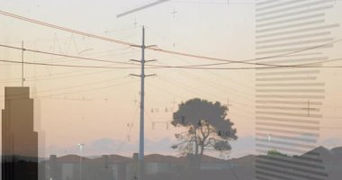 Yayın kulesi, elektrik hatları ve banliyö alacakaranlık silueti üzerindeki canlı verileri üç boyutlu olarak gösteriyor. Teknoloji, altyapı, veri görselleştirme, endüstriyel, kentsel, yenilik, gelecekçilik