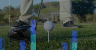 Düz tasarım verileri golf topunun üzerinde yüzerken mavi ve yeşil çubuklar yükseliyor. Spor, analitik, performans, görselleştirme, finans, teknoloji, açık hava