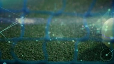 Yeşil kortta dijital tenis topu canlandırılıyor, parlayan ağ düğümleri ve dairesel HUD gösteriliyor. Spor, teknoloji, dijital, fütüristik, bağlantı, yenilik, fitness