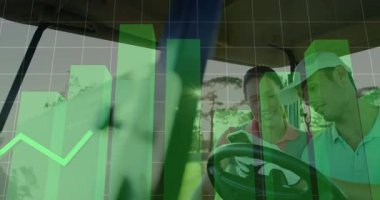 Golf arabası süren iki golf partneri, yeşil çizelge ve finans çizgisi çizelgesi gösteriyorlar. Analizler, işbirliği, açık hava, boş zaman, modern, profesyonel, yatırım