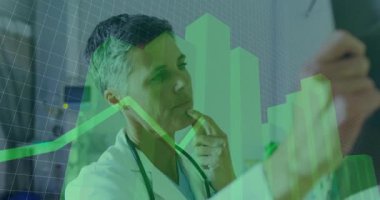 Doktor tıp odasında çeneye dokunuyor, yeşil 3 boyutlu çizelgeleri ve çizgi grafiği olan stilus kullanıyor. Tıbbi, analiz, veri, görselleştirme, teknoloji, sağlık, araştırma