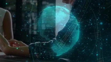 İş arkadaşları teknoloji ofisindeki masada beyin fırtınası yapıyor, verilerle deniz mavisi holografik küreyi yansıtıyorlar. İşbirliği, yenilik, dijital, fütürizm, takım çalışması, teknoloji, ağ