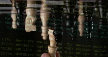 Beyaz satranç kraliçesi, yüzen borsa verilerini gösteren 3 boyutlu bir sahne yaratıyor. Strateji, finans, analiz, teknoloji, yenilik, şirket, modern