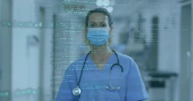 Olgun hemşire hastane koridorunda duruyor, yüzen kod hatlarını gösteriyor sağlık verilerini görselleştiriyor. Sağlık, teknoloji, tıbbi, profesyonellik, modern, tanı, dijital