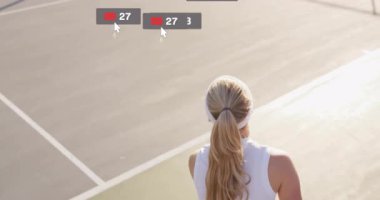 Kadın tenisçi, pazarlama için yüzen sosyal medya simgelerini göstererek sahada raket kaldırıyor. Sporcu, açık hava, enerjik, enerjik, iletişim, sosyal, sportmenlik