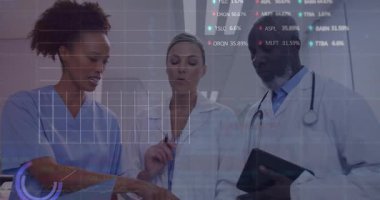 Hastane koridorundaki analitikleri inceleyen tıbbi ekip yüzen grafik ve tablet kaplamaları kullanıyor. Tıbbi, takım çalışması, sağlık, analitik, işbirliği, dijital, profesyonel